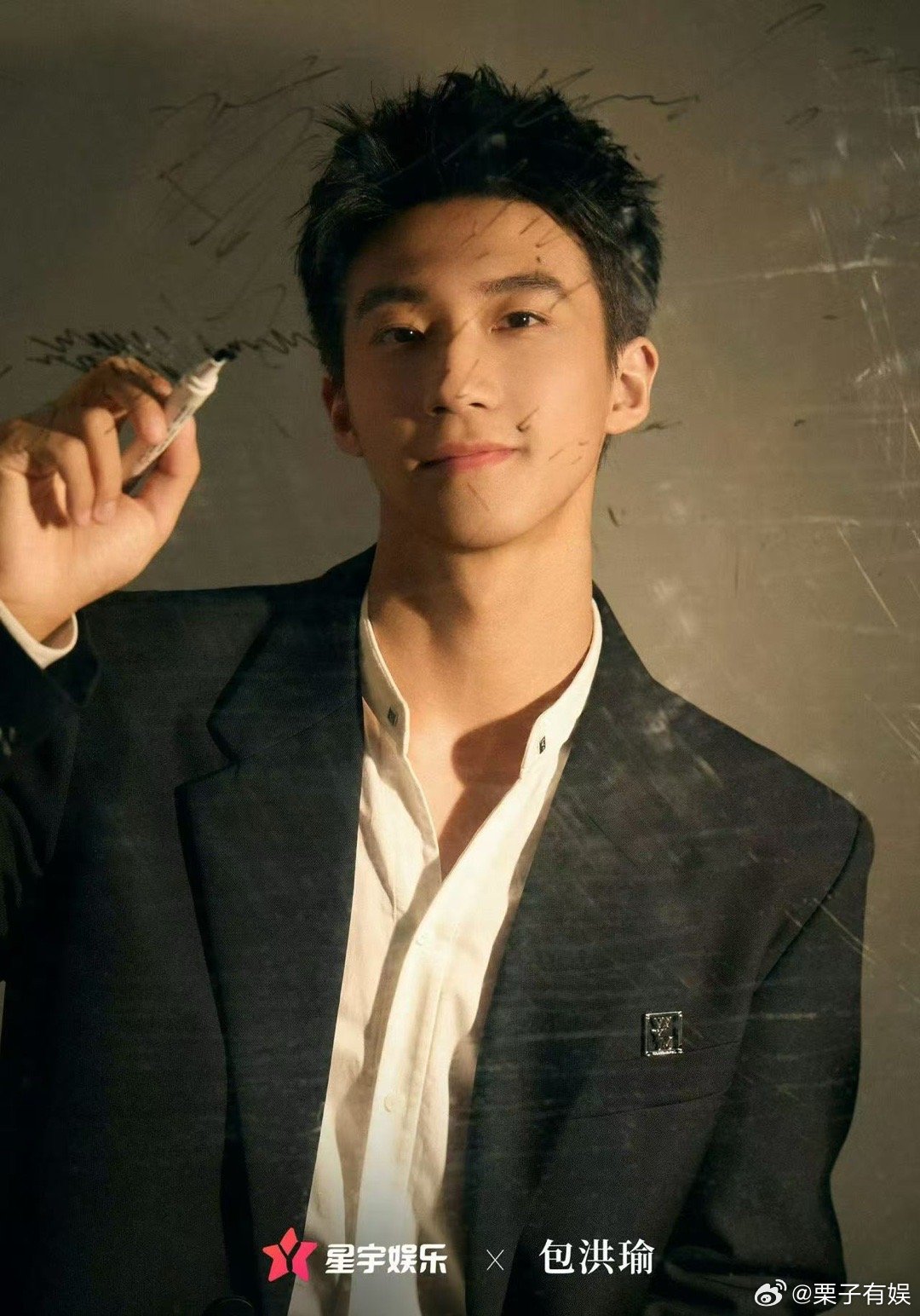黄景瑜新签的演员黄景瑜新签艺人黄景瑜新签艺人，签了个自己，[送花花][送花花] 