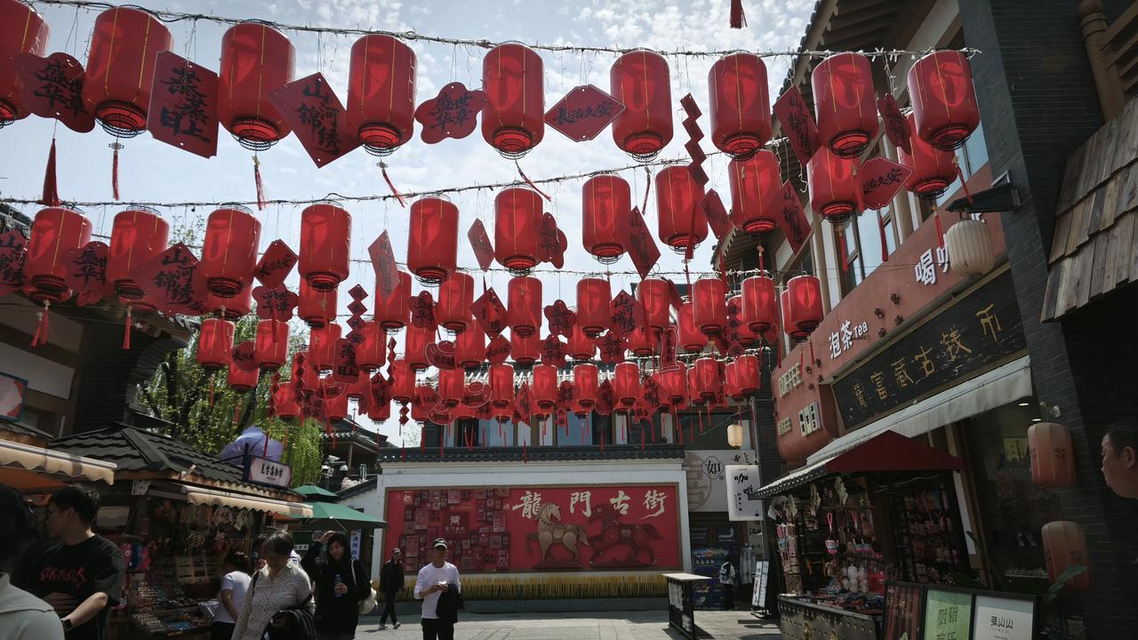 春日生活打卡季红灯高挂映古街，烟火人间入画来。龙门古街的风里，藏着最鲜活的市井暖