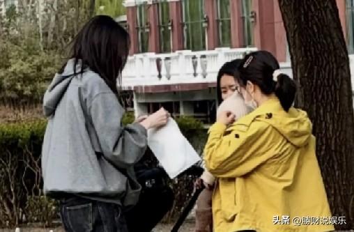 萌化全网！陈伟霆何穗半岁儿子首曝光，高颜值基因太绝
 
何穗带半岁儿子小太阳外出