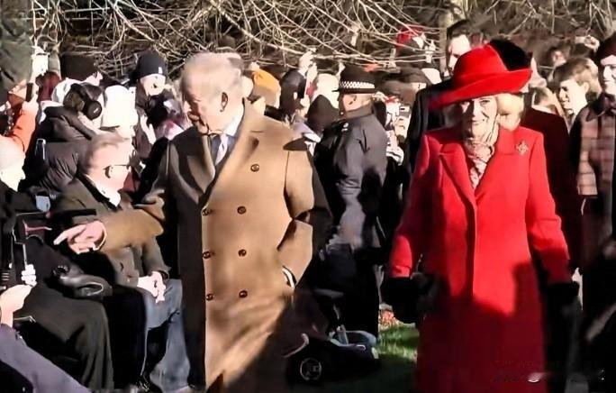 12月25日，英国国王查尔斯三世带领王室成员，继续秉持一年一度的传统——在诺福克