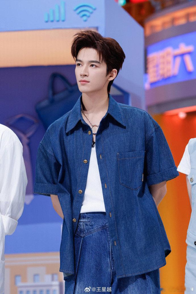 #王星越牛仔白T#一整个期待住了王涛，期待正片里的表现哦！#王星越男大学生# ​