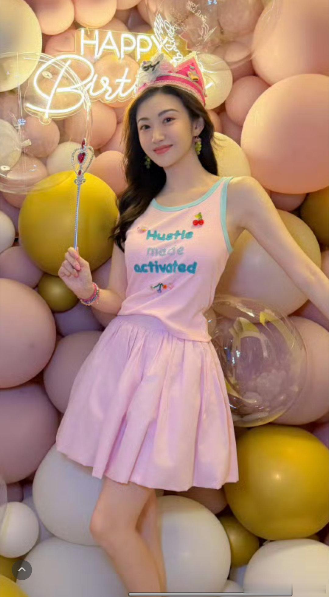 景甜这组生日照最打动人的，其实不是“38岁像18岁”的冻龄神话，而是那种终于不再