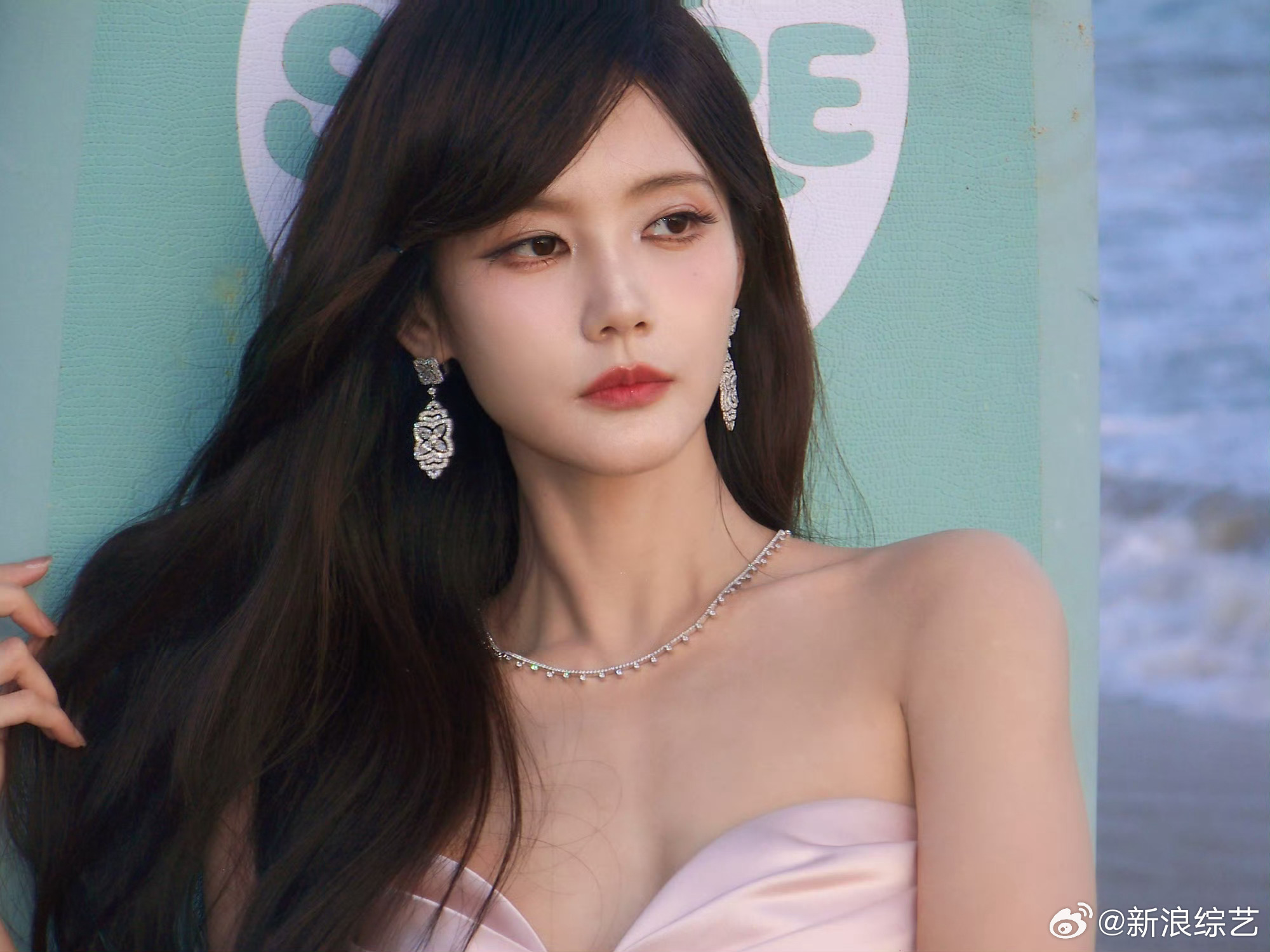 李一桐老娘与海微博之夜红毯 出发文案反差拉满~ 