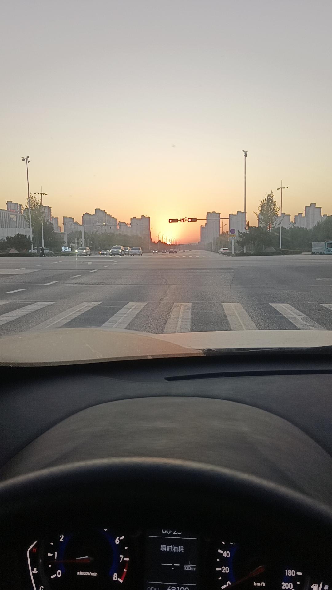如果不缺钱，你还会工作吗？
之前刷到个深夜街头采访，记者拦着刚从写字楼出来、背着