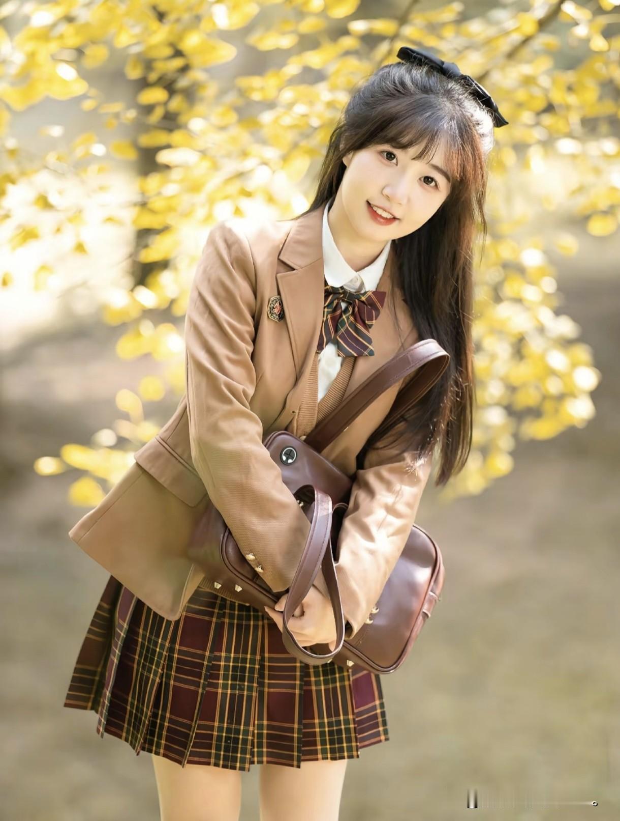 秋日暖阳下，JK少女背着书包笑眼弯弯，是心动的校园时光呀！甜系女孩jk jk美女