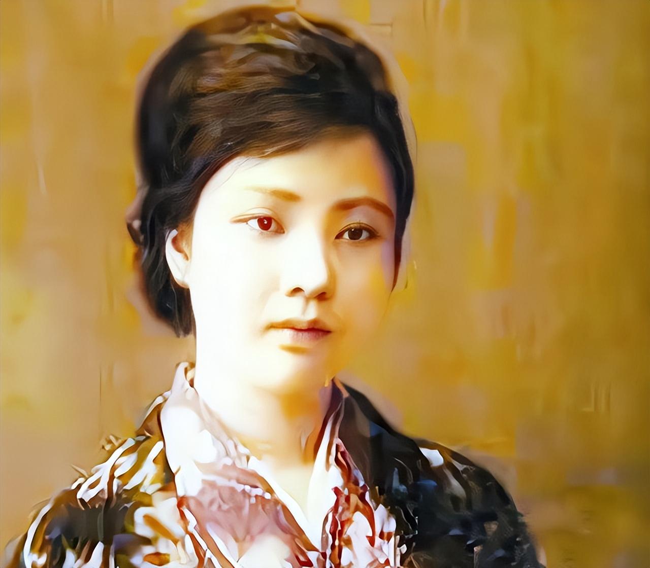 1937年上海沦陷，数学教授苏步青的日本妻子米子收到电报：“父病危，速归。”战火