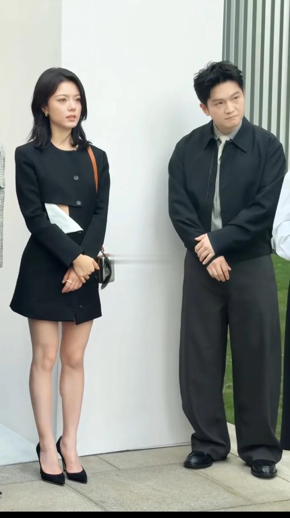 樊振东在赵今麦面前太害羞了吧，他这是要离麦麦多远呢？ ​​​