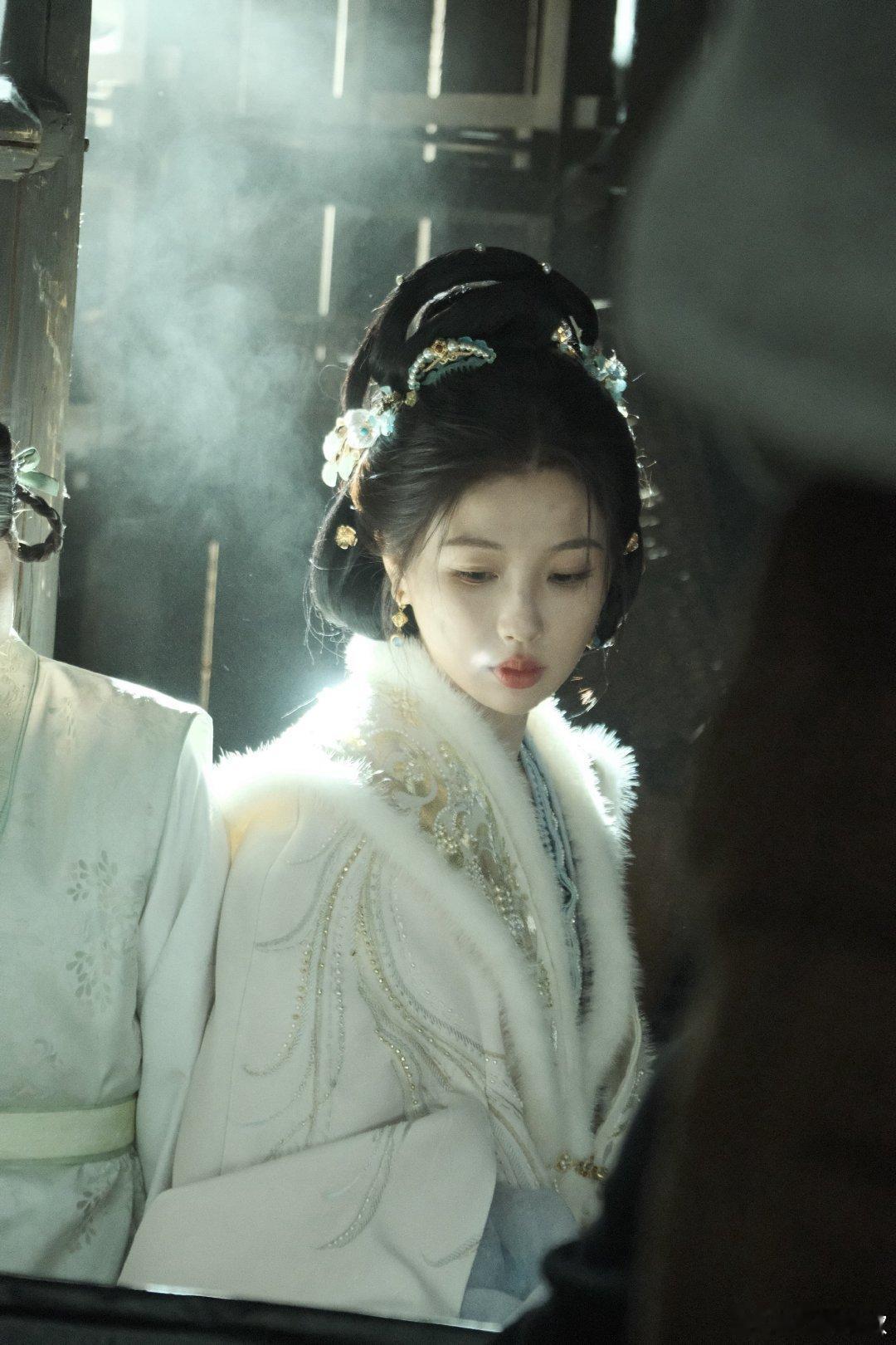 🐟虞书欣云初 🐟虞书欣云初令 “漫天雪花纷飞，夹杂着我的爱意降临在你面前.”