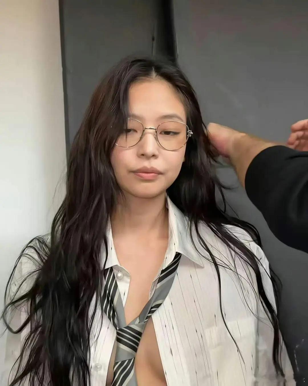 jennie又穿的什么东西。。衣不蔽体的 ​​​