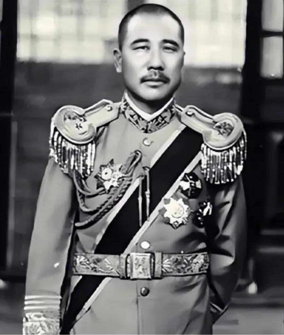 “大明湖，明湖大，
大明湖里有荷花。
荷花上面有蛤蟆，
一戳一蹦达。”
这首诗曾