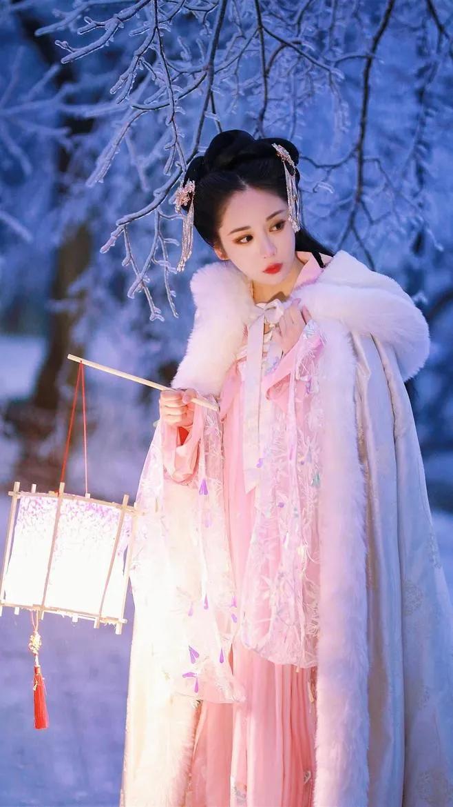 换我心，为你心，始知相忆深。
--- 五代 顾夐 《诉衷情·永夜抛人何处去》
女