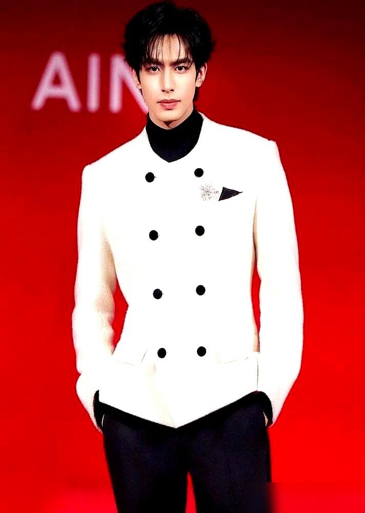 解约、吃官司、粉丝跑了一半，整整三个月没接到一个通告。换个流量小生早就在圈里查无