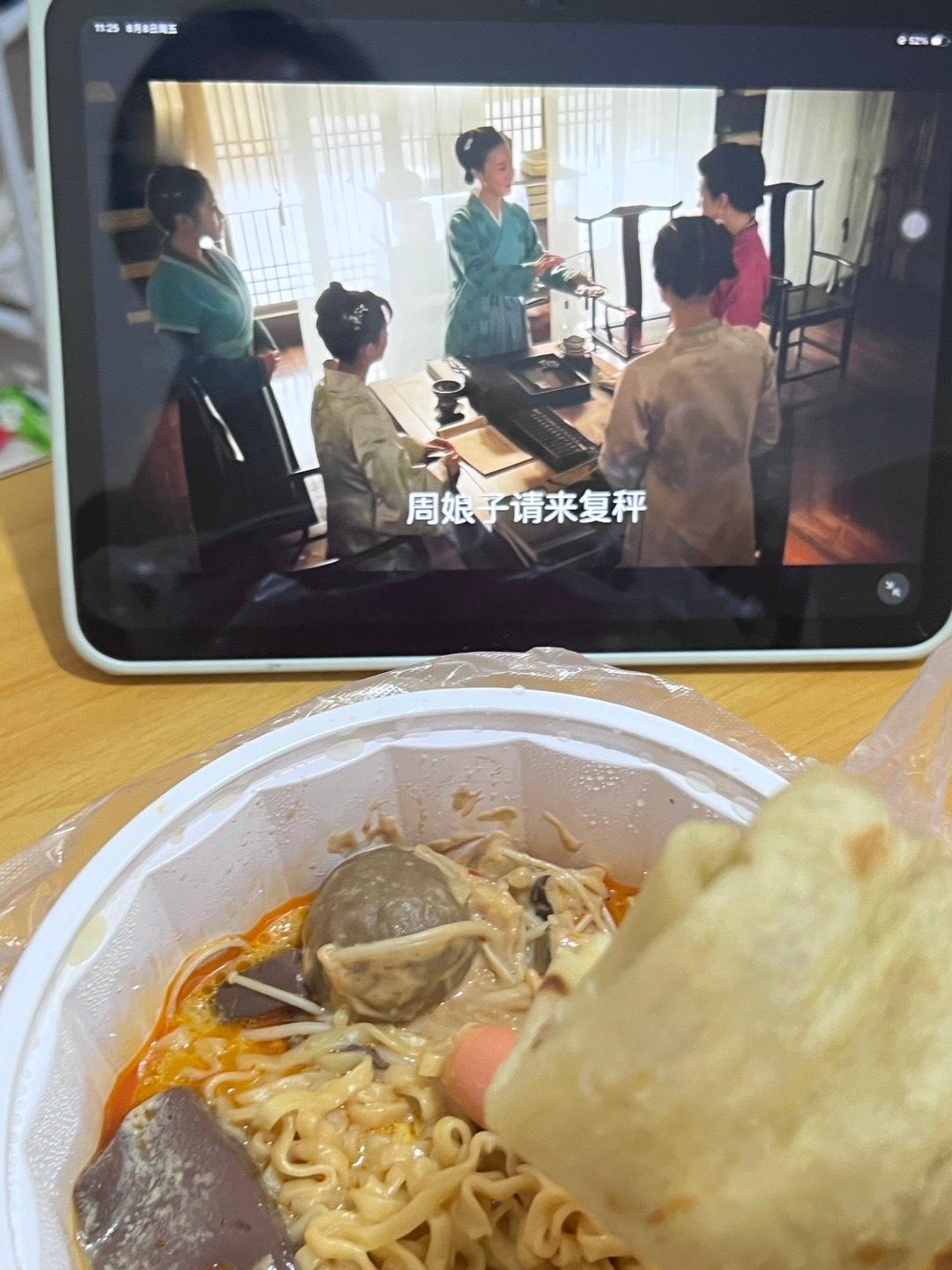难得的上午不上班，这么悠闲的时刻，点了份麻辣烫，还点了一个熏肉卷大饼甚至又点了一