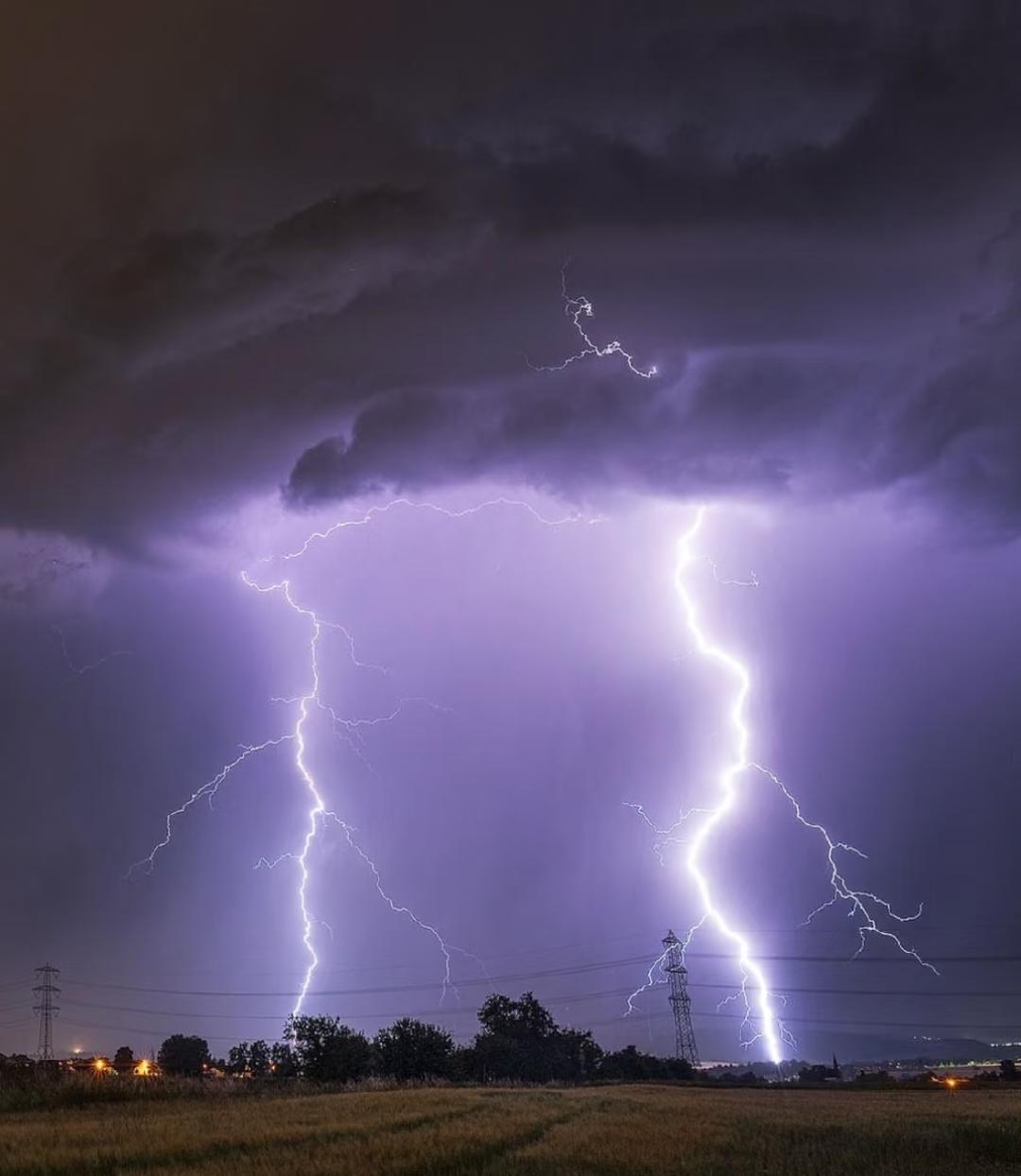 昨夜又来一场狂风暴雨

[玫瑰][心][玫瑰]

昨夜西安莲湖区的狂风暴雨，那阵