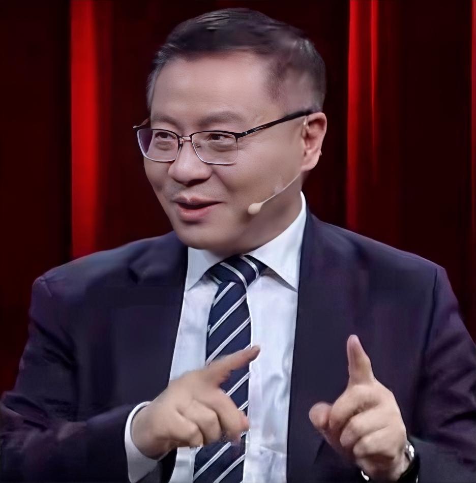 张维为教授：中美AI对比：中国务实，美国焦虑！
    张维为教授认为，中美AI