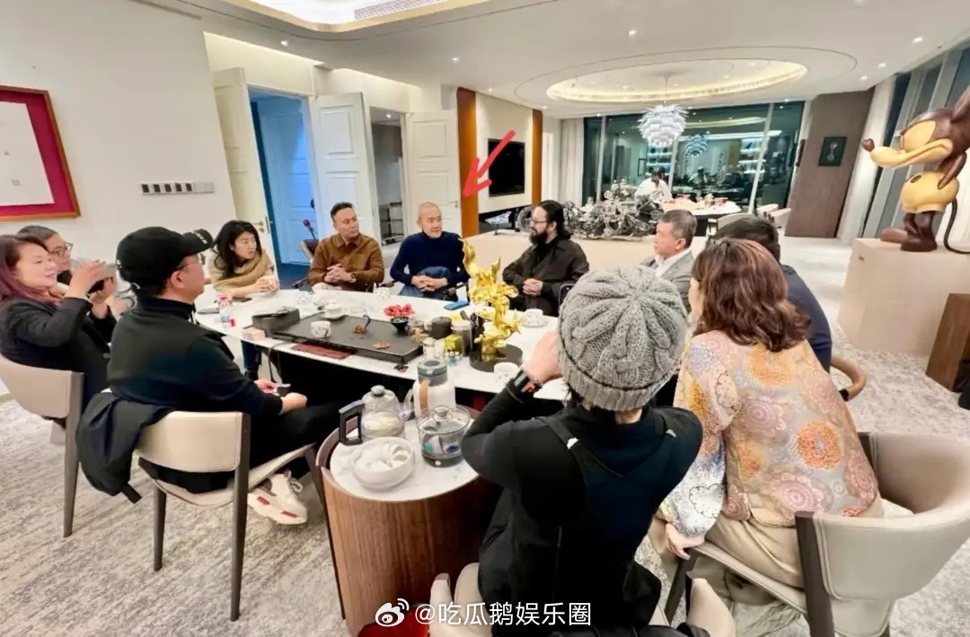 75岁王石香港聚餐，不服老似植发还纹眉 皱纹少了为田朴珺改变很多！ 