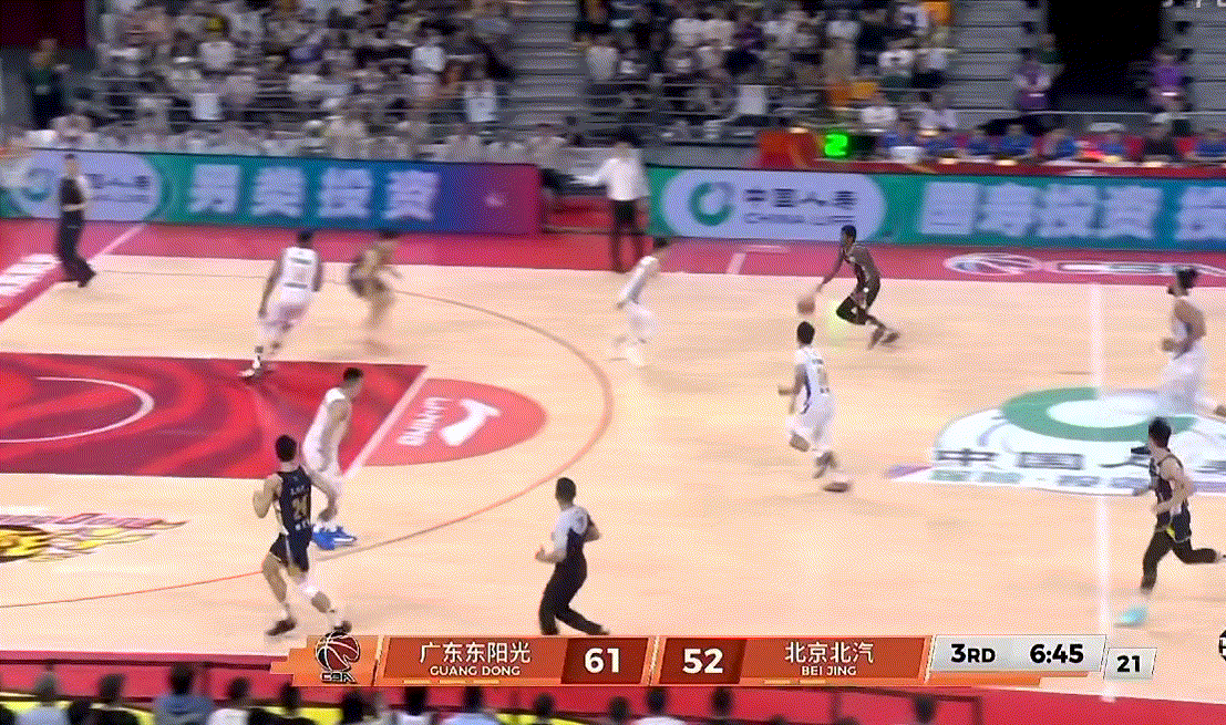 潇洒！崔永熙这飞身补篮，跳得真高啊，锋线活力满满，小崔得分也上双了！广东男篮vs