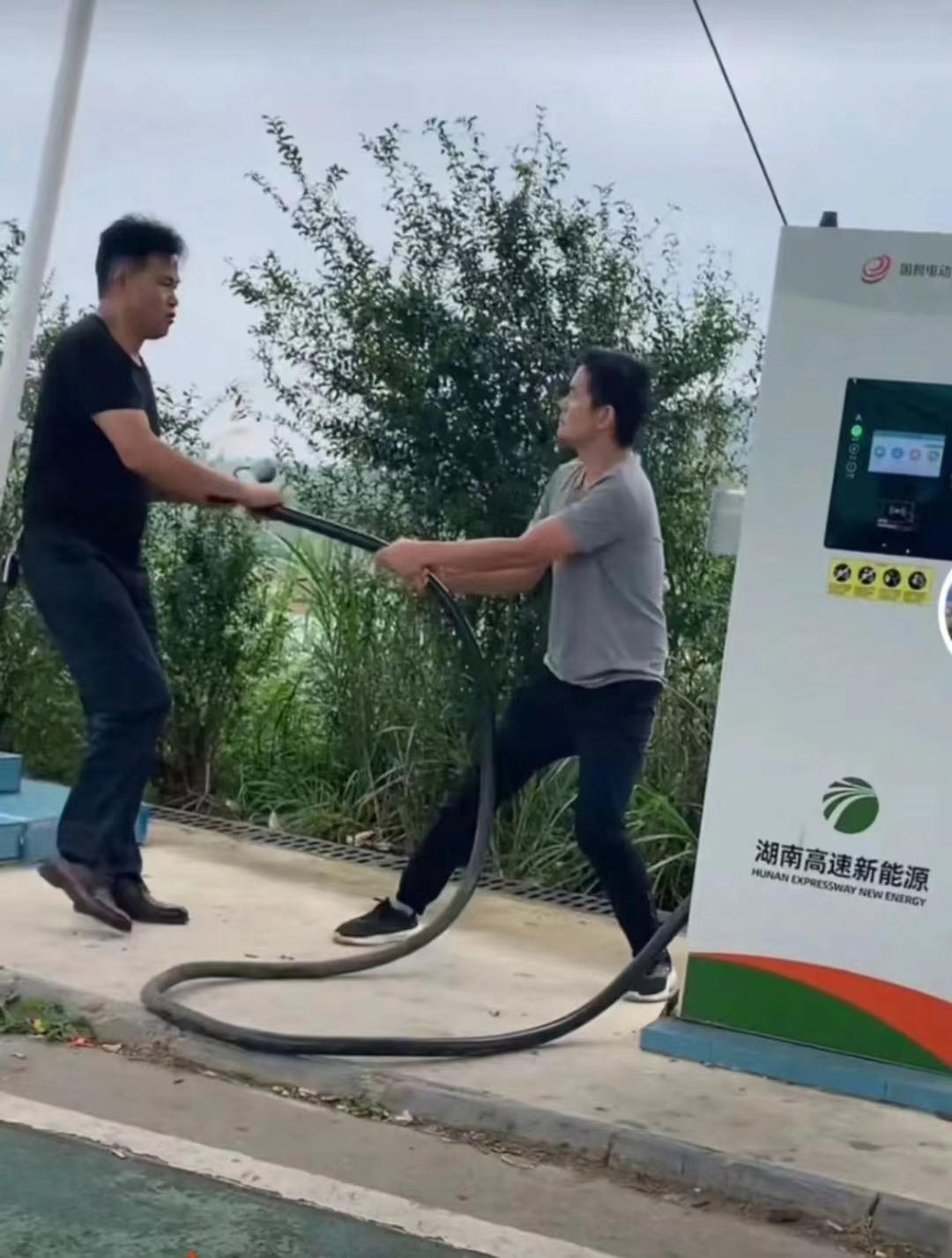 油价涨了，电车多了，以后出行先抢充电桩！【来自懂车帝车友圈】