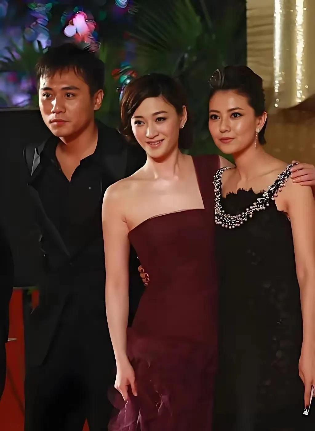在不开美颜的情况下，李小冉比高圆圆还猛！她皮肤就比高圆圆白了好几个度，旁边的刘烨