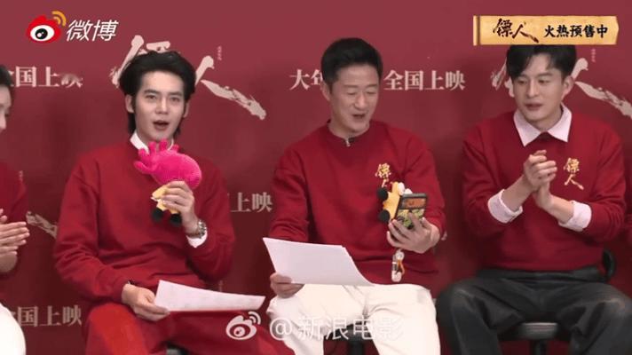 吴京是懂怒音的 被吴京这波操作帅晕！《镖人》直播现场怒音开唱《沧海一声笑》，气势