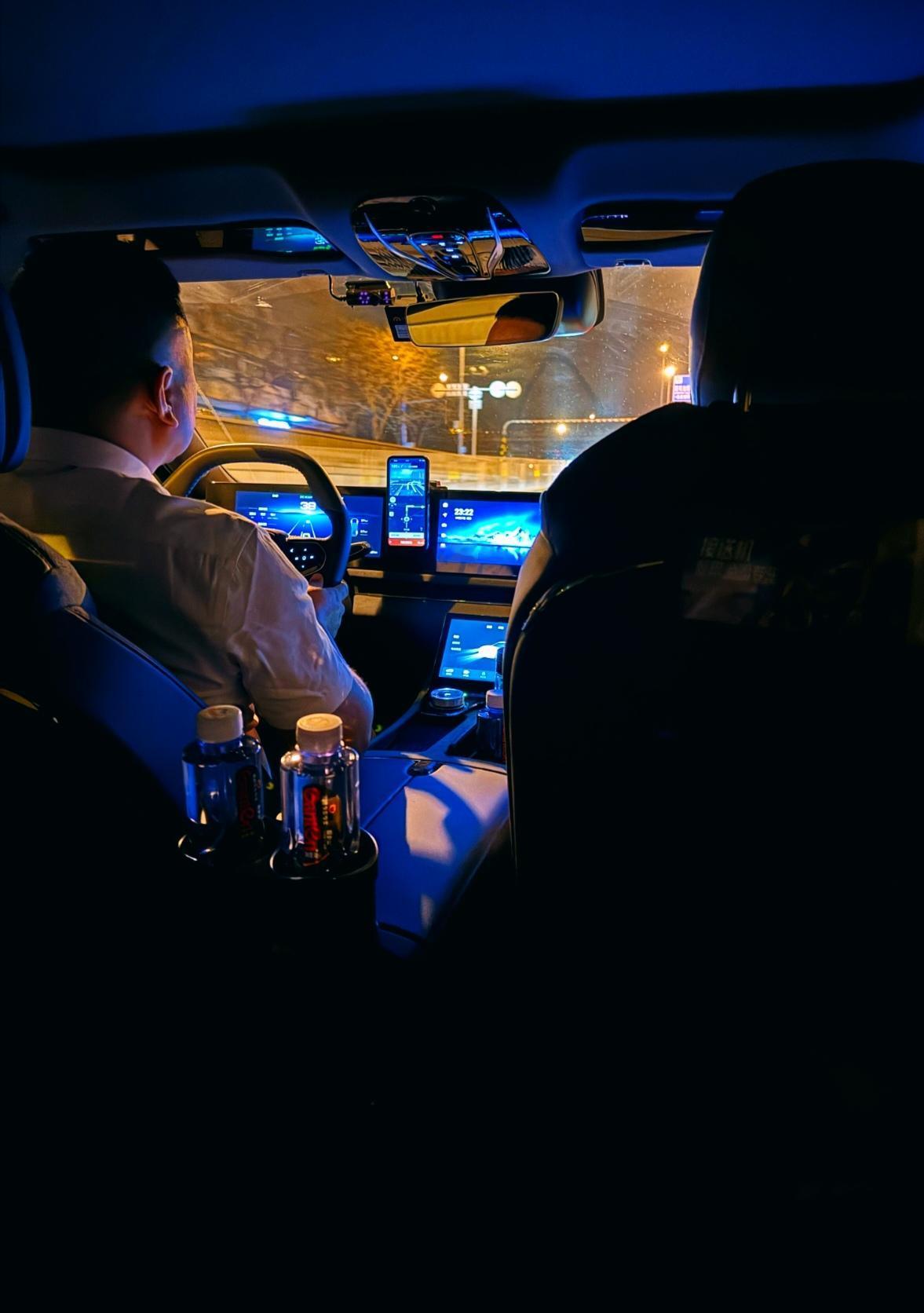 我有一份正式工作，但又兼职开网约车。有一天晚上10点左右接了一单去邻县的跨城单，