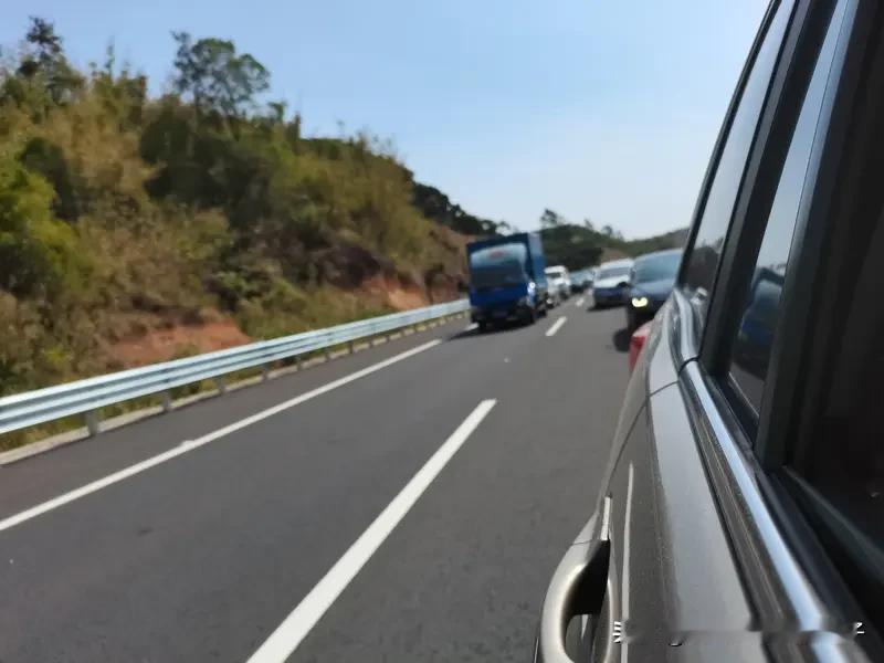 女子被堵高速举报20多车占应急车道 “五一”假期返程高峰，G60沪昆高速浙江段严