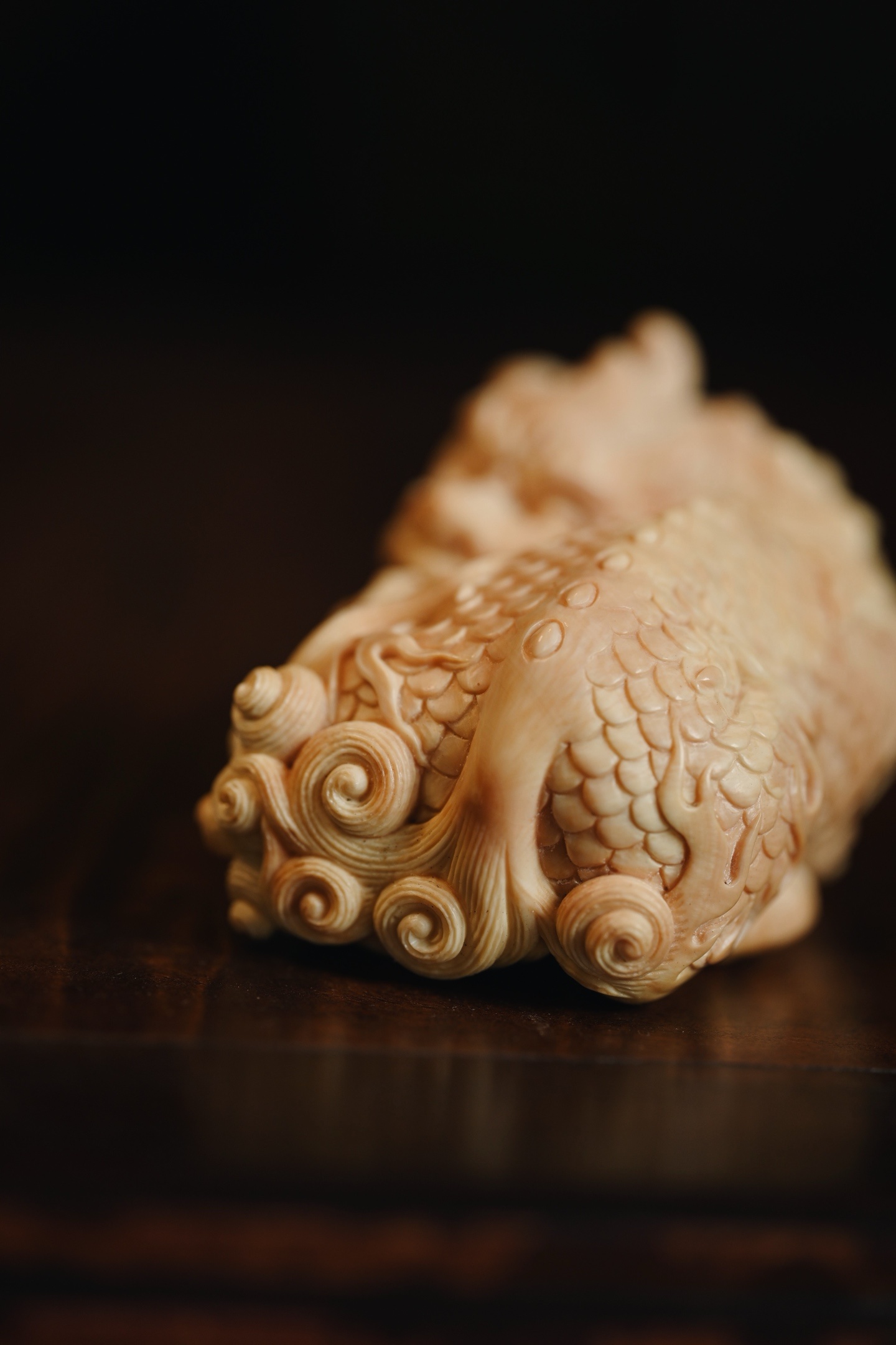 猛犸仿古 | 麒麟质地温润，仿古细腻，麒麟呈回首卧姿，体态敦实，双目圆睁，神情威