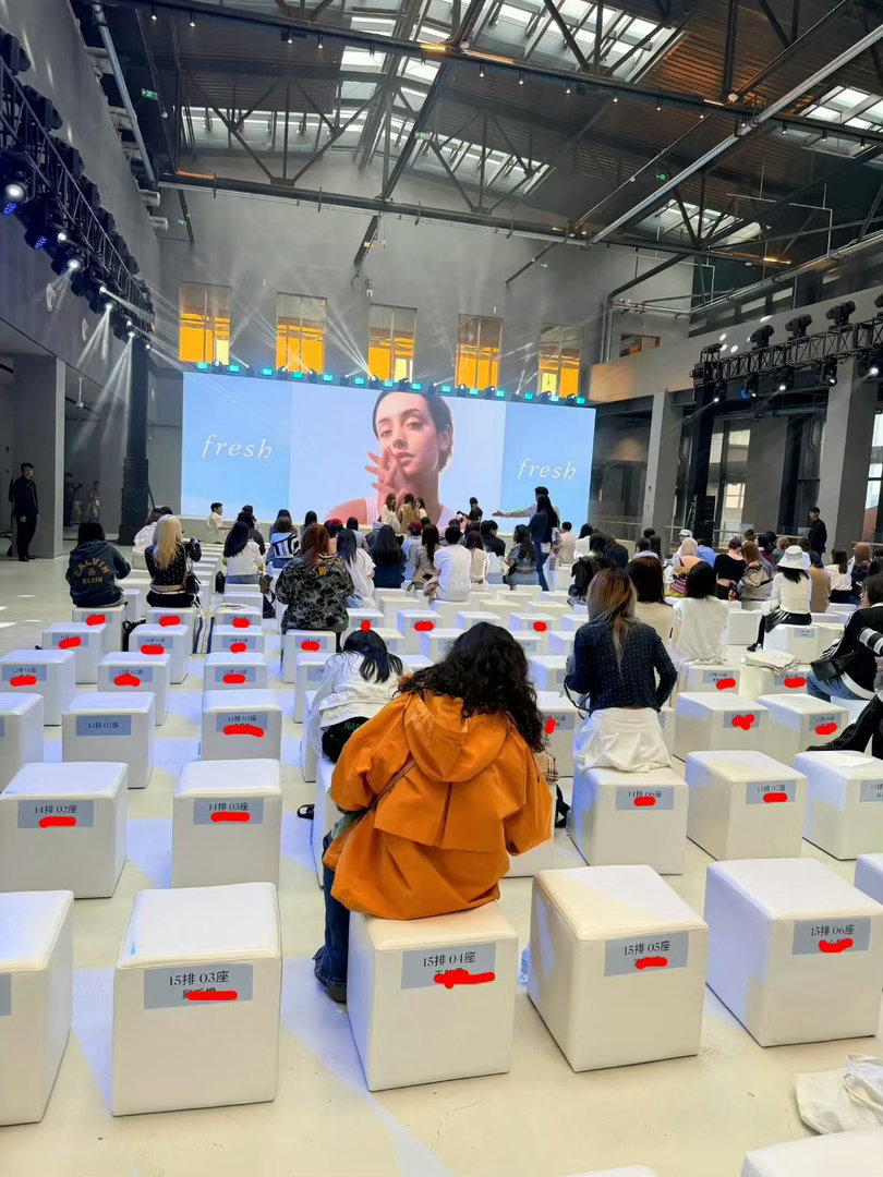 cortis今日上海活动每个座位都写了粉丝本名全自动开合 