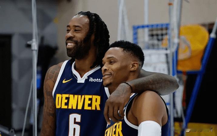 威少透露加盟掘金原因小乔丹：我让他赶紧滚过来(5)
在媒体日的聚光灯下，拉塞尔-