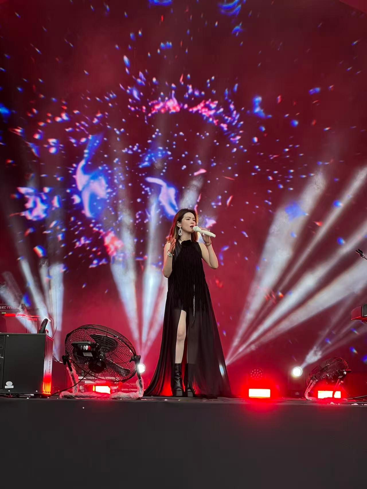 陈昊宇泡泡岛舞台陈昊宇也是在家门口唱上了陈昊宇泡泡岛舞台杀疯了！甜妹脸御姐神，全