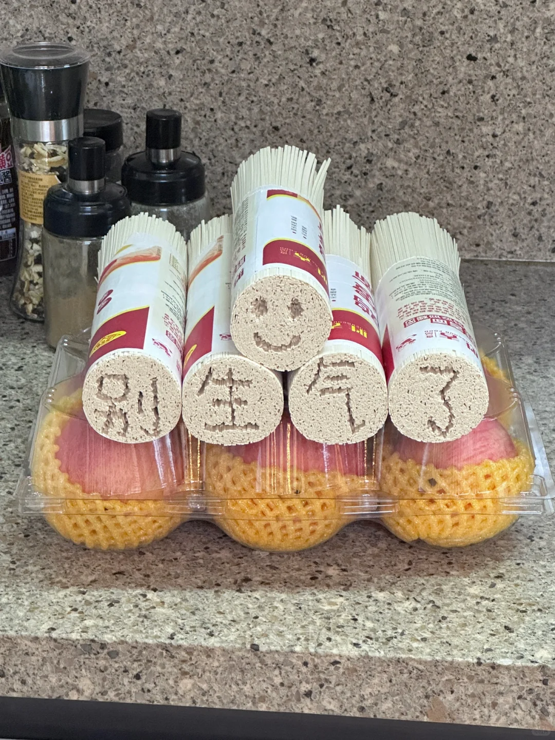 我爸妈吵架了。我爸用挂面道歉......