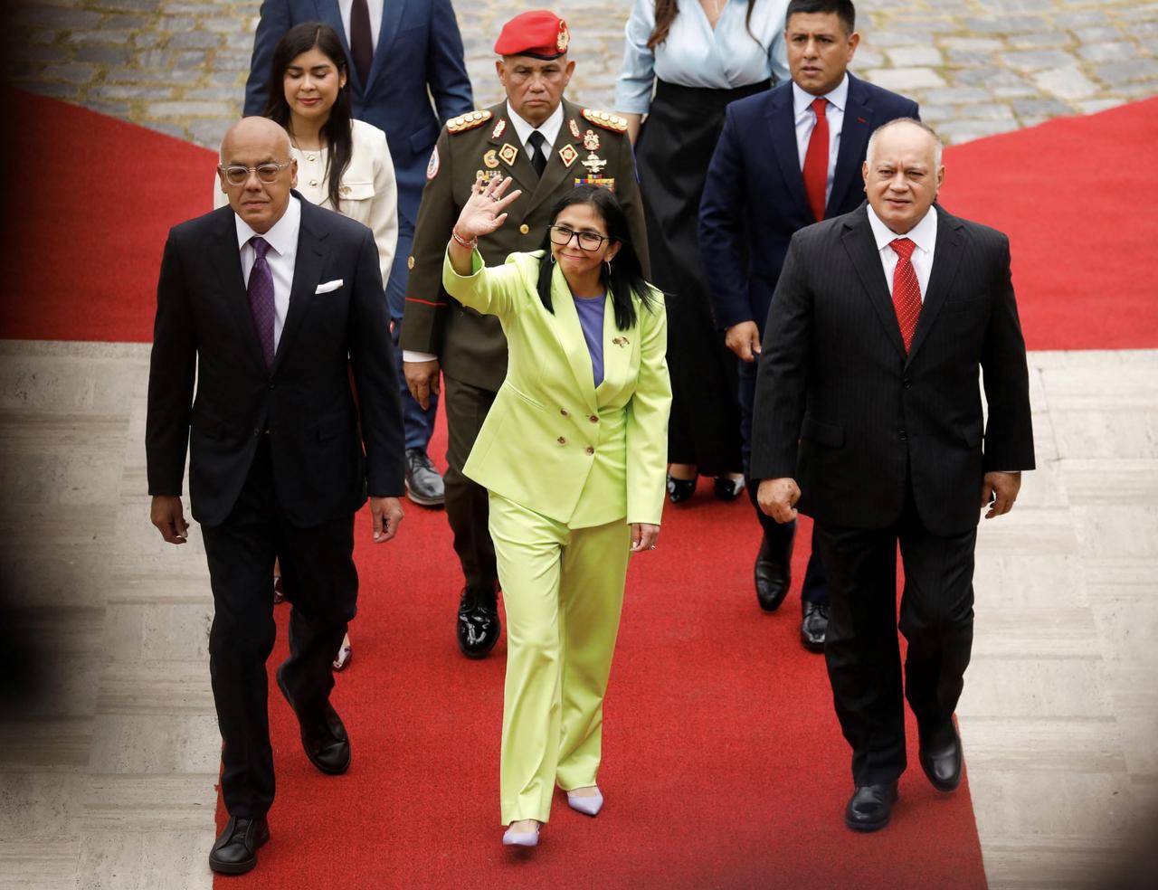 据《卫报》独家披露，在美国本月早些时候拘押马杜罗之前，委内瑞拉权力核心人物、现任