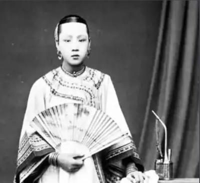 1863年，丧妻两年后，李鸿章决定再娶一房夫人，大婚当天，新娘的陪嫁丫鬟冬梅，无