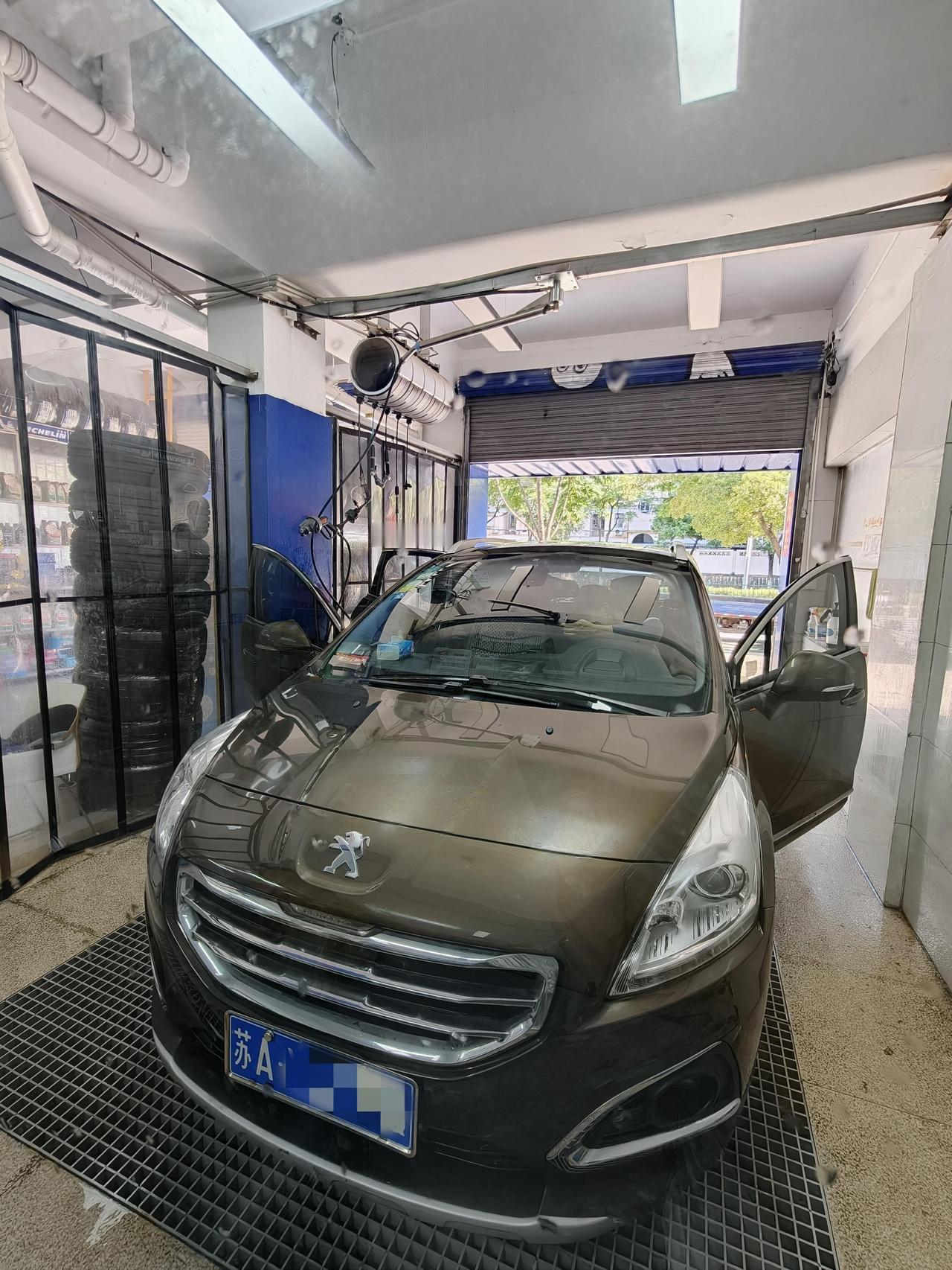竹内亮说，他在中国洗车，花了49元（约1100日元）。

他提到洗车体验：两个人