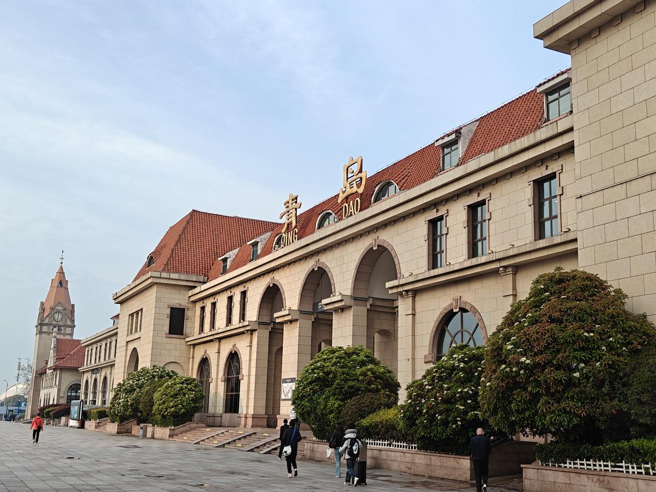 春日生活打卡季走近百年历史的青岛火车站，感受德国建筑的神韵。