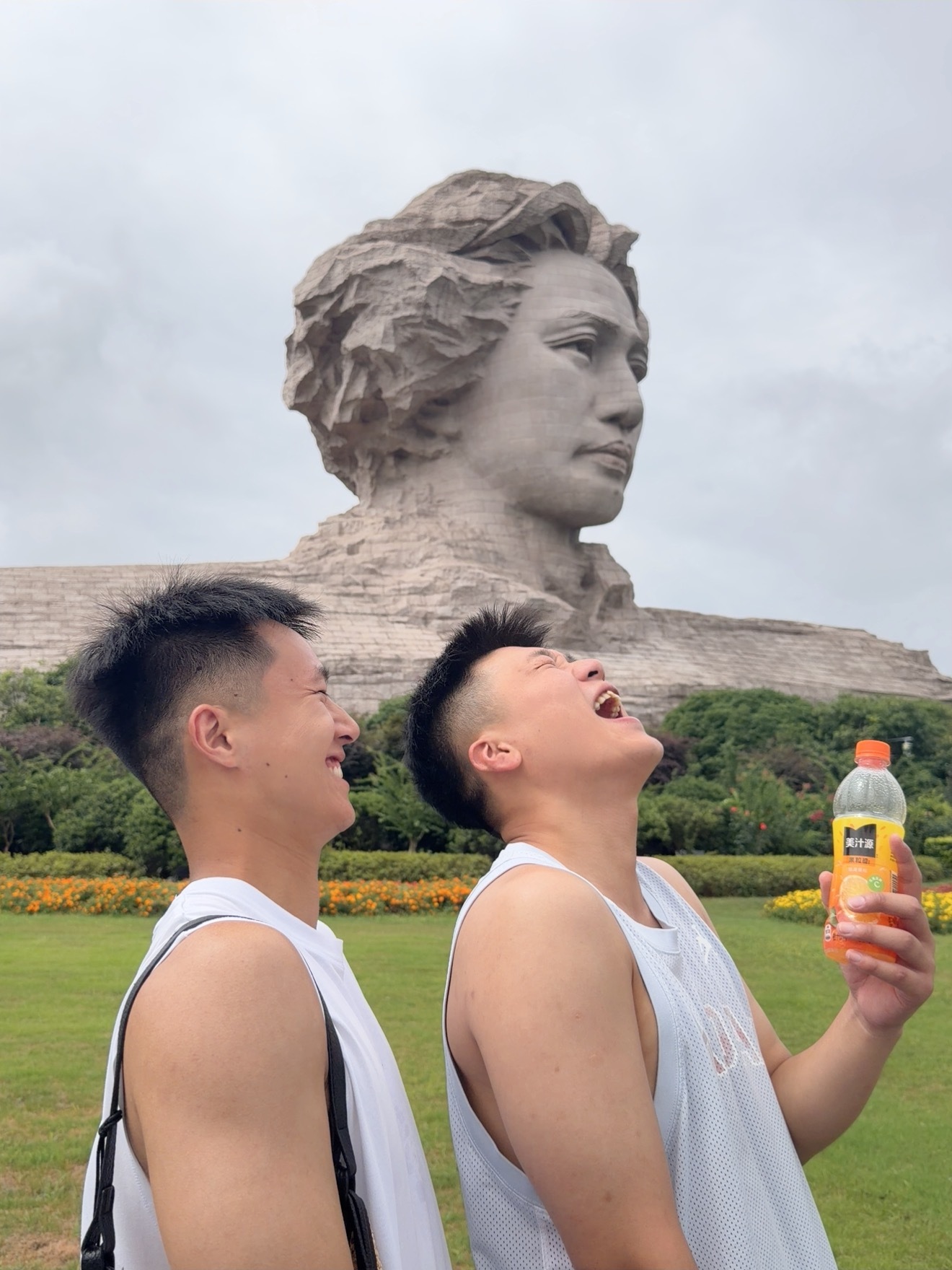 不行了太好笑了男的拍照就如此幽默 