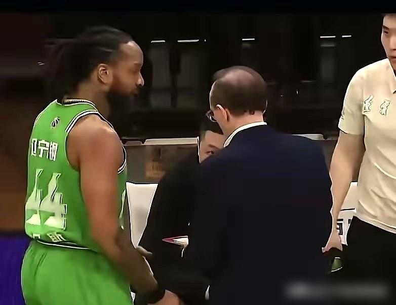 看乌戈那紧锁的眉头，我就知道，他心思压根不在比分上。
最稳的弗格被他摁在椅子上，