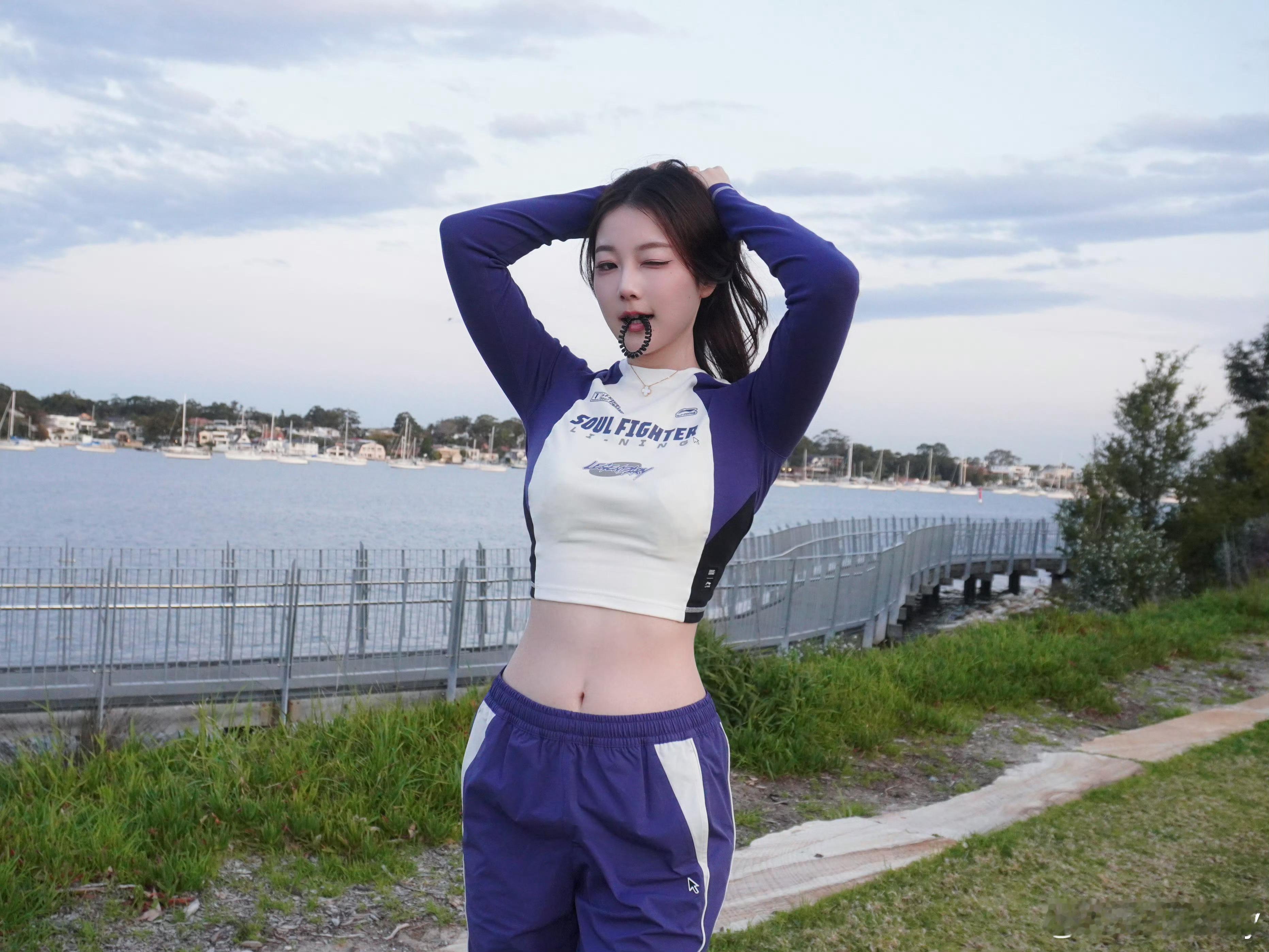 解说Kitty晒运动造型：记得心情不好就出门跑一跑～Kitty身材还是顶！要是再