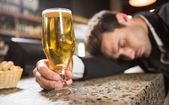 “适量喝酒真的能长寿吗？”

适量的酒精摄入可能与更长寿的生活密切相关。这与传统