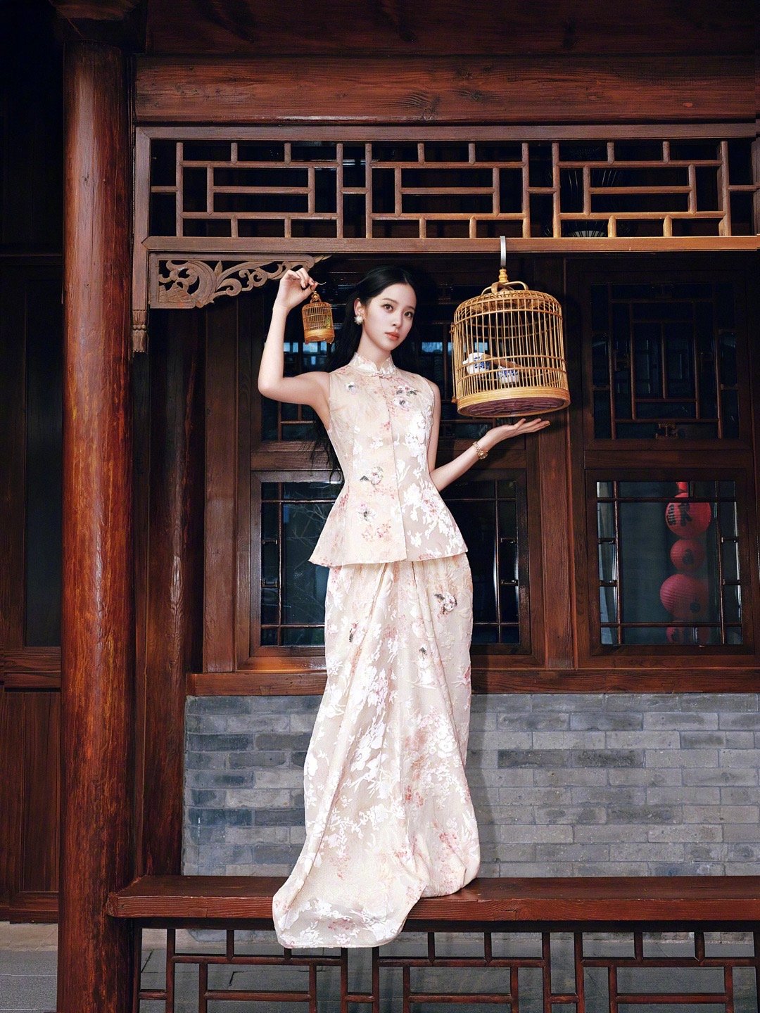 欧阳娜娜春晚造型古典又华贵欧阳娜娜马年春晚造型，新中式穿搭把东方美演绎得恰到好处