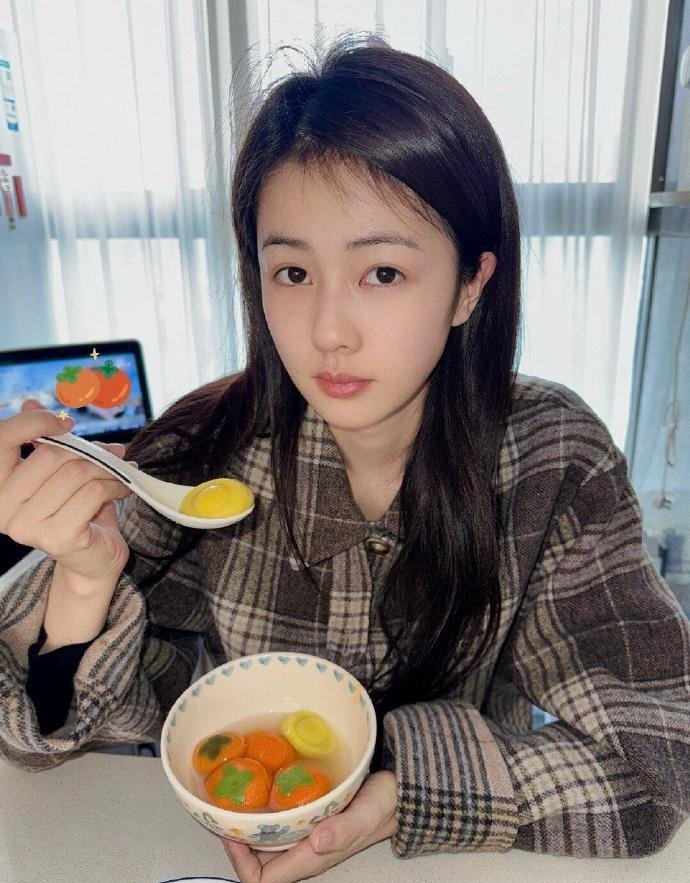我丢，白鹿素颜真的没人说吗？这皮肤白的好夸张 ​​​