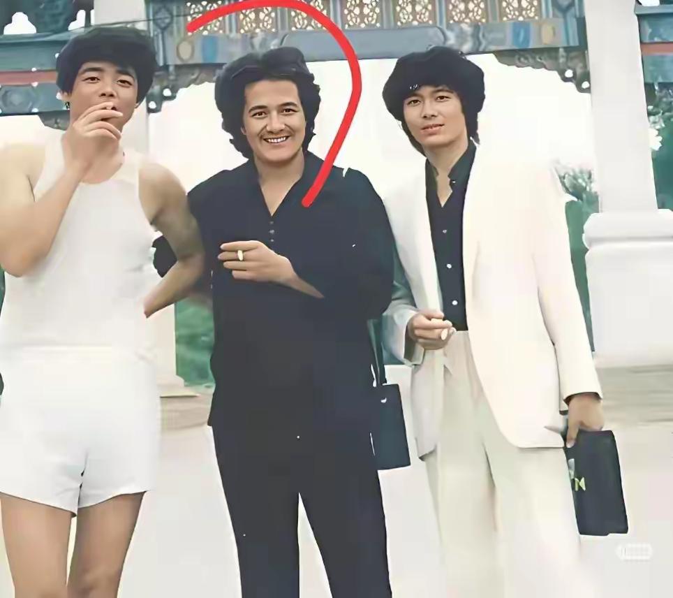 三位男士一起合影，笑容灿烂。这三位大家都认识吗？那个时候的头型非常流行搞笑。左边
