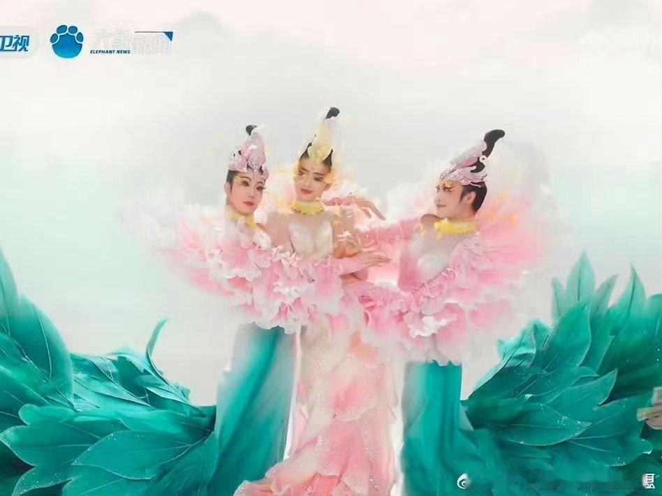 杨丽萍67岁仍在学习AI 67岁的杨丽萍依然在拥抱AI、学习千问，对艺术与新知永