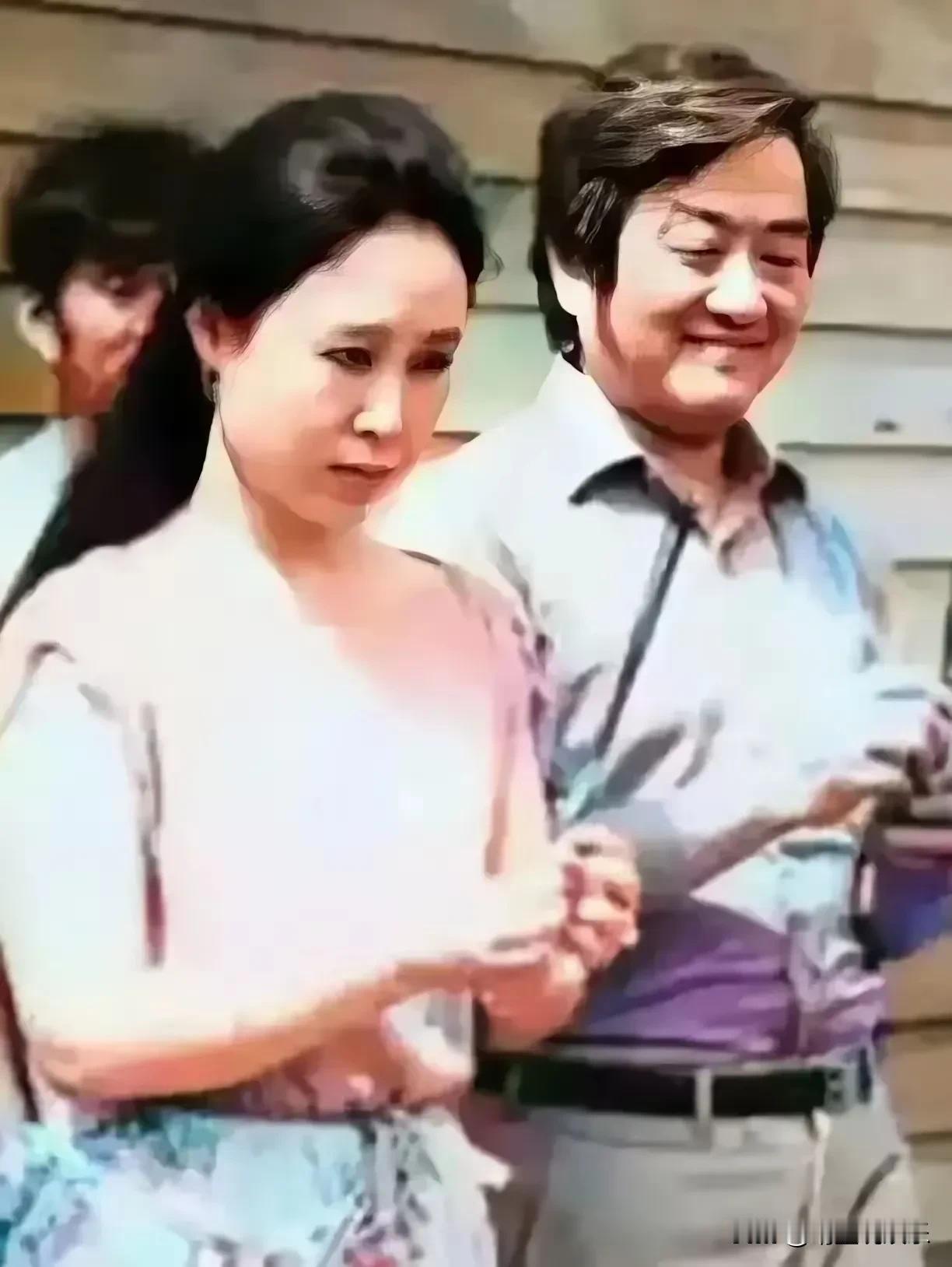 彼时的琼瑶平鑫涛看起来已功成名就，
琼瑶潜心拜佛，平鑫涛乐意陪伴，
她看起来疲惫