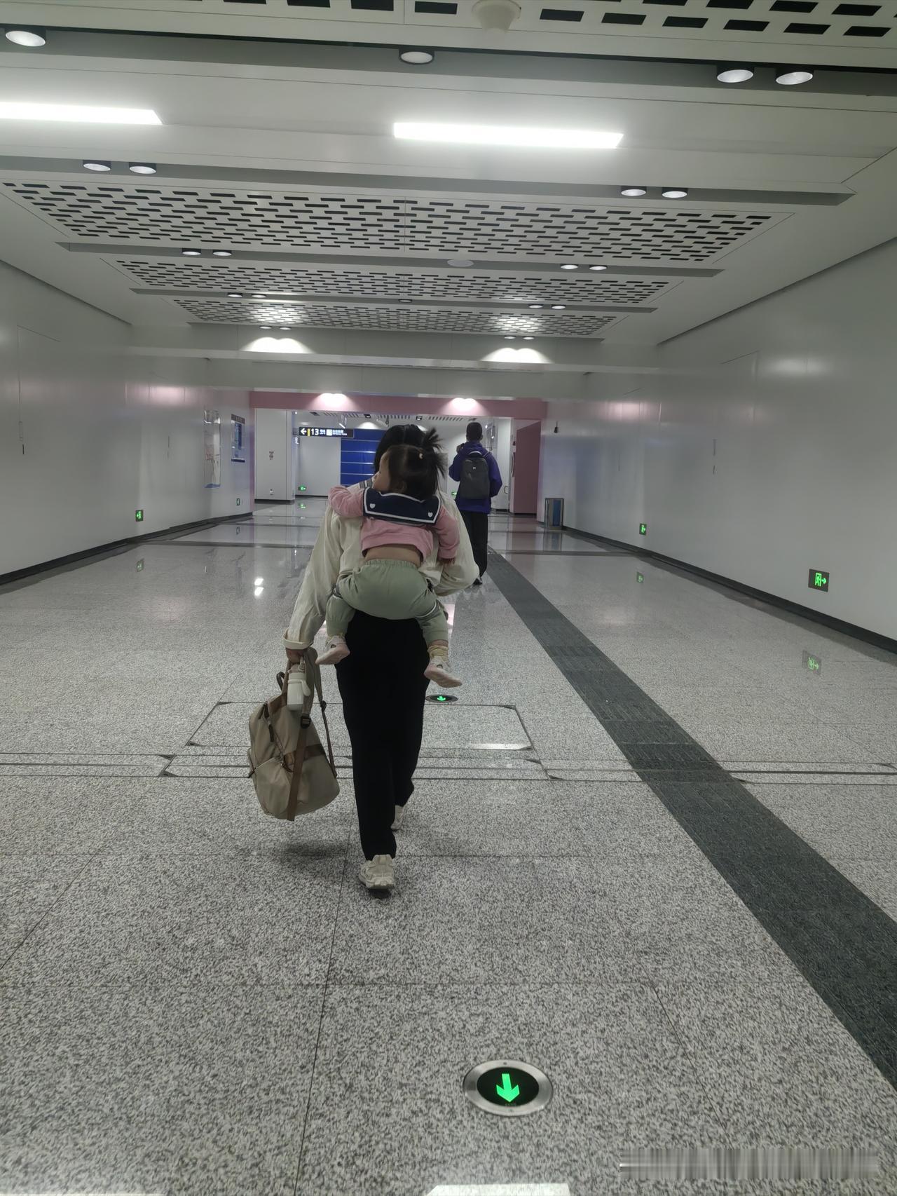 今天在地铁口，又没忍住我多管闲事的毛病。

今天不用带小外孙女，早上和老公一起来