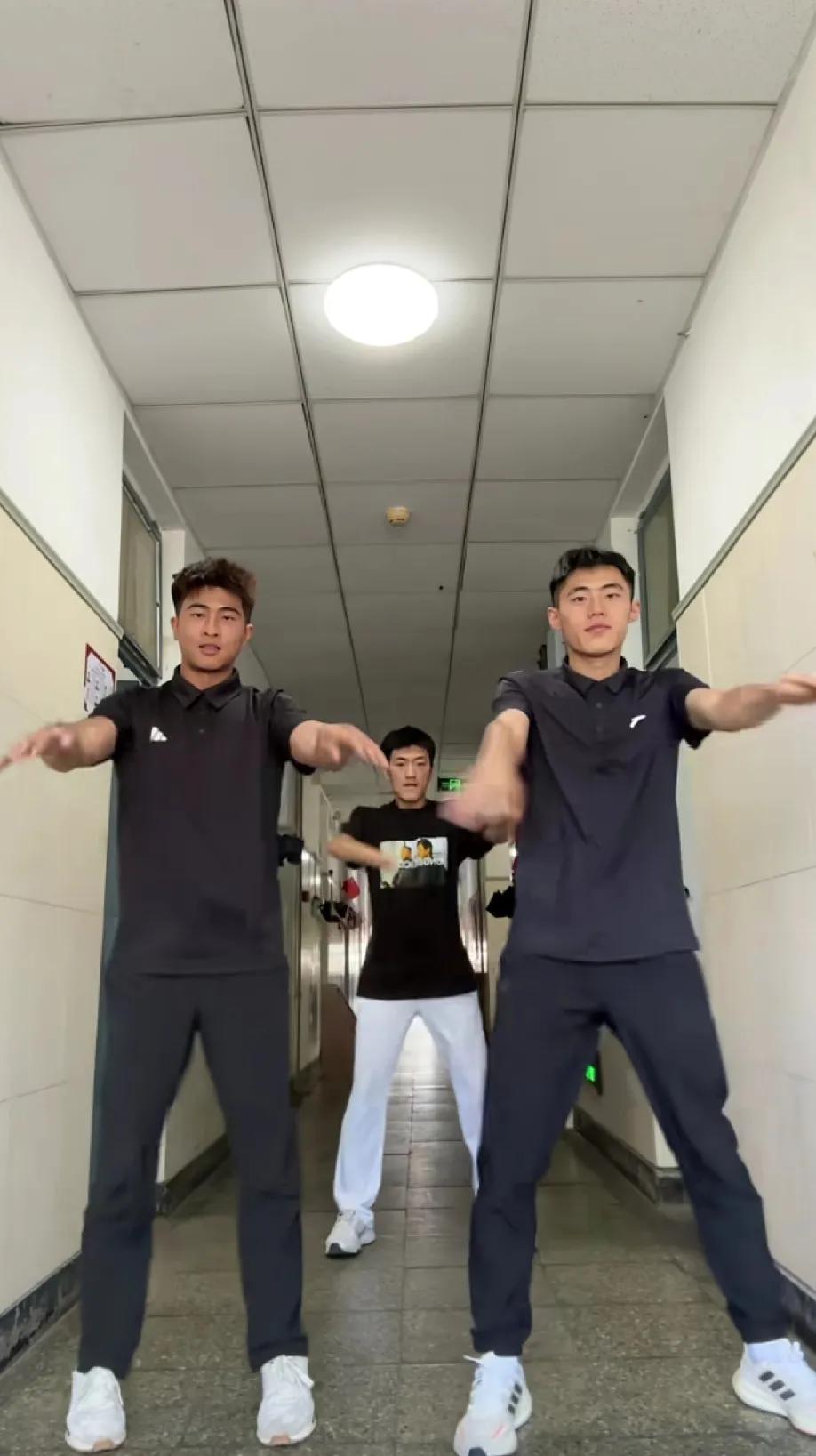 选男朋友，你们会选谁?配上音乐跳舞，节奏感挺不错。