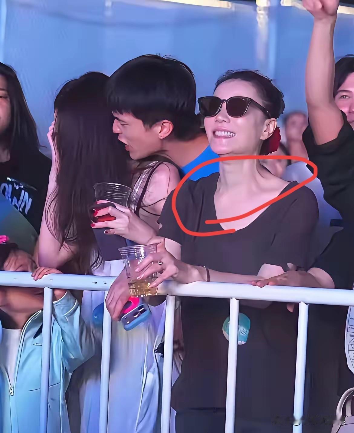 王菲保养的时候是不是忘了保养脖子？

她整张脸光滑，宛如少女的皮肤，没有一丝皱纹