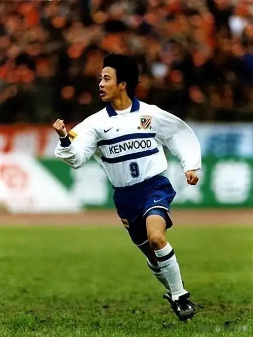 2004赛季，申思效力于上海国际队，身披10号球衣，担任队长和中场核心。在主教练