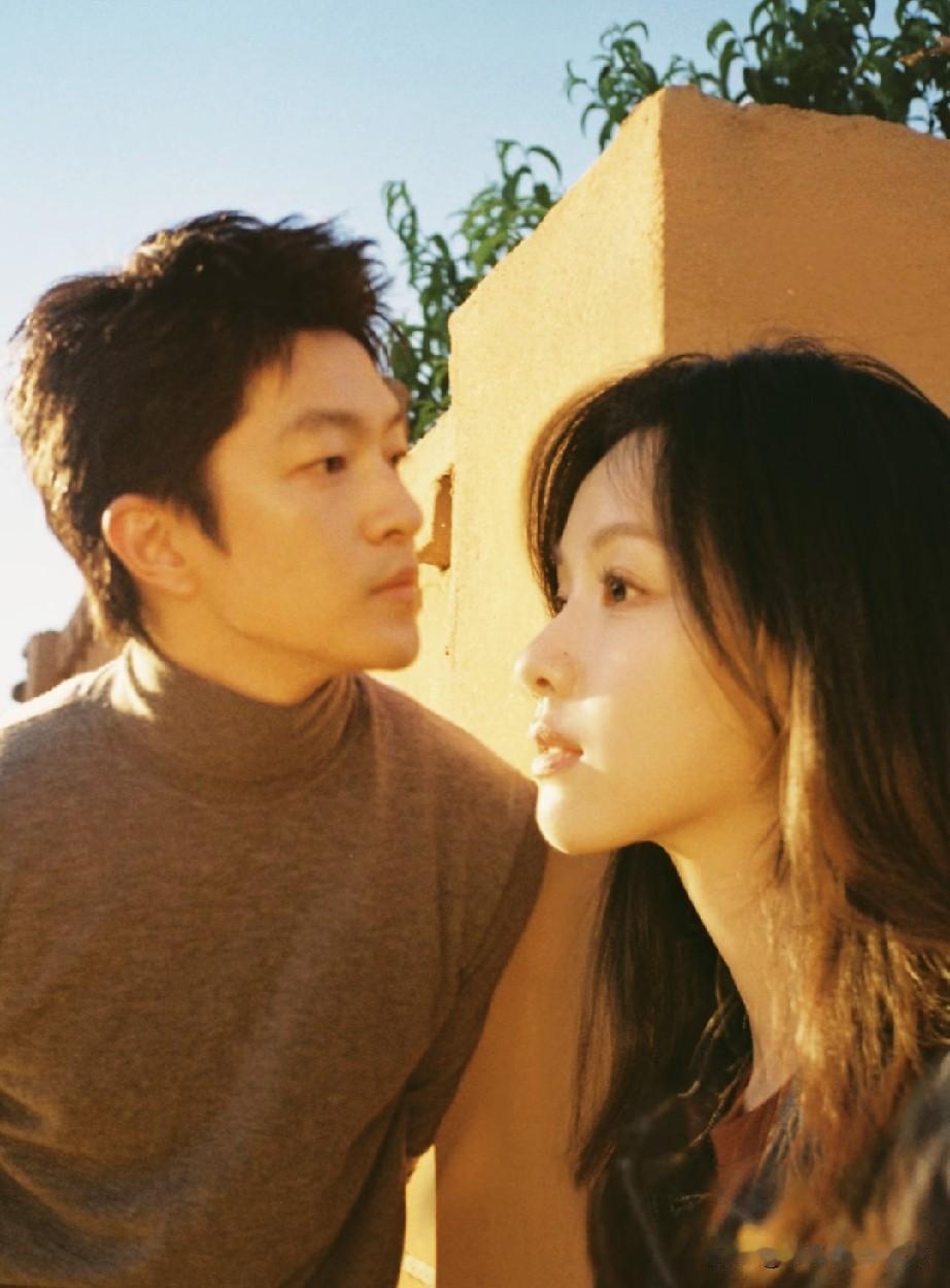 不得不说选他们两个演男女主的人简直是天才吧？
陈都灵与屈楚萧合作《冬风吹又生》，