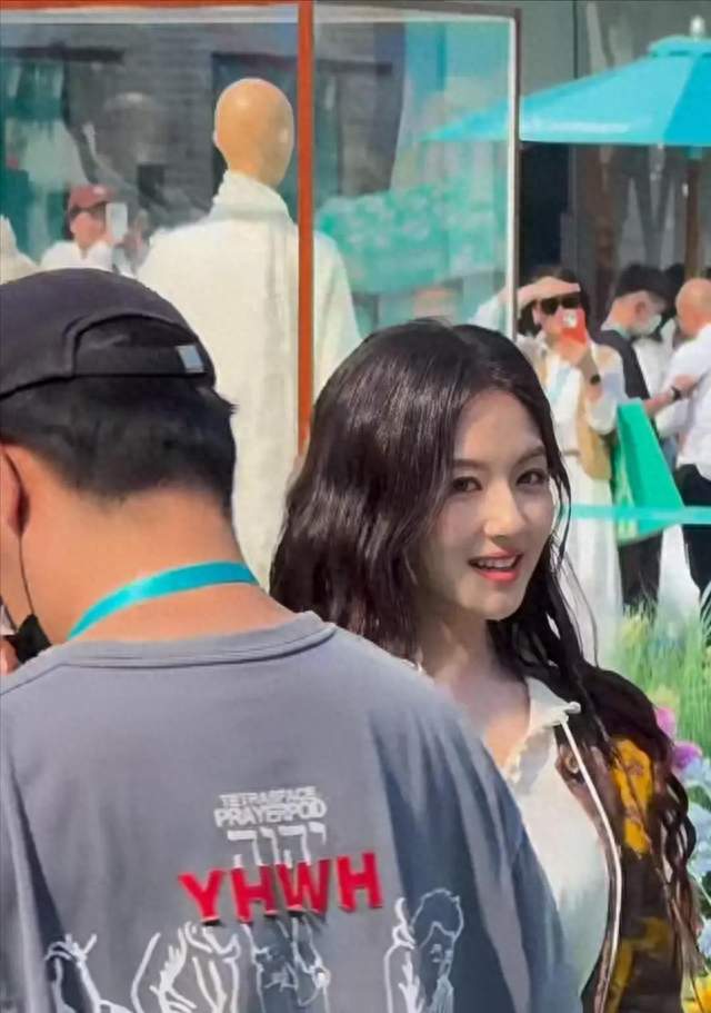 李兰迪郑州活动，没了滤镜脸色圆润胳膊壮，真人却比上镜好看百倍